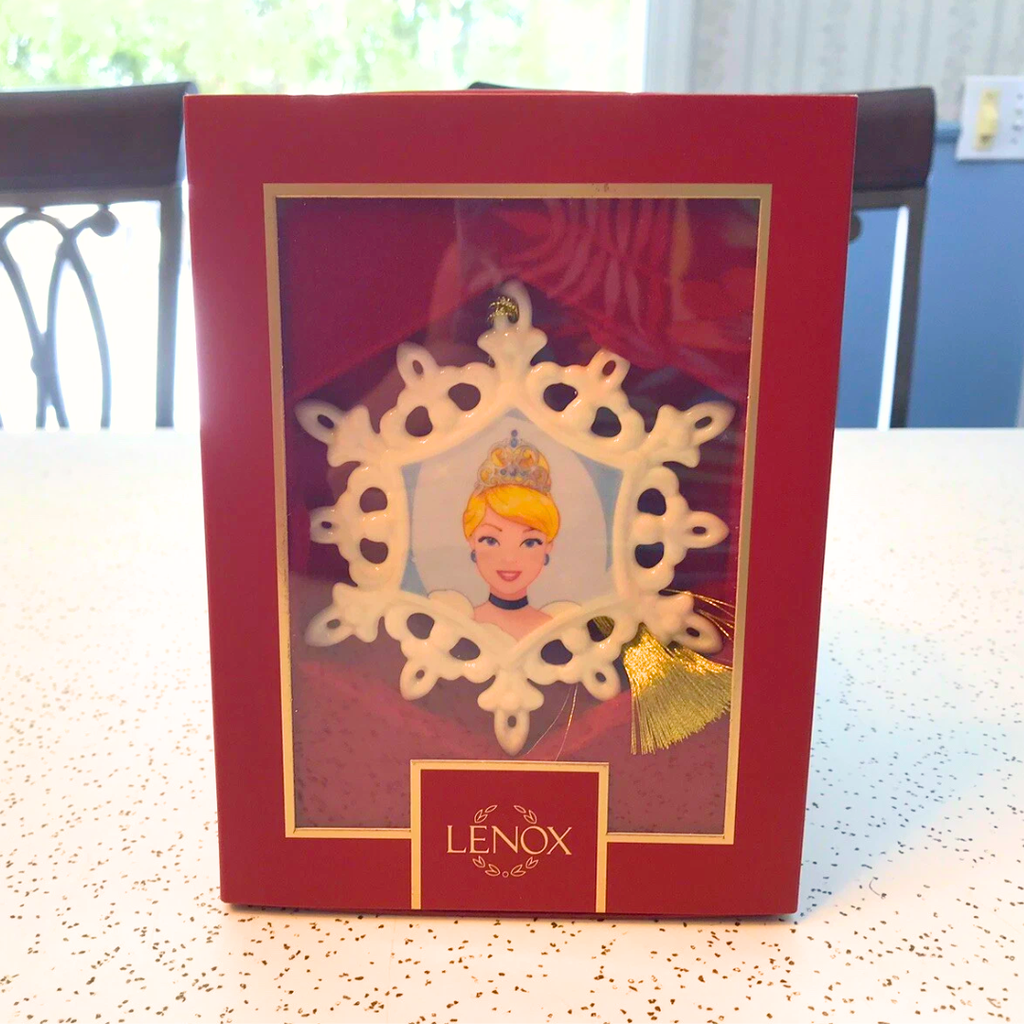 Adorno Navideño de Porcelana Cenicienta Copo de Nieve — Disney Showcase, Lenox