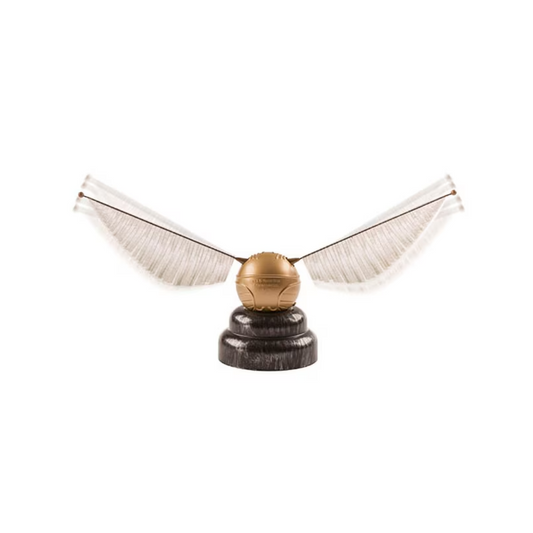 PREVENTA - Réplica Snitch Dorada con Pedestal y Alas Motorizadas – Mundo Mágico de Harry Potter (PREVENTA)